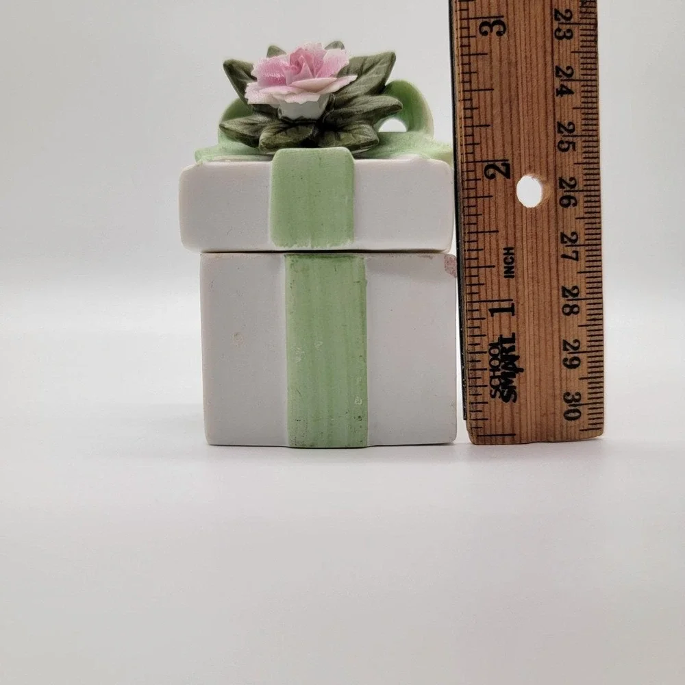 Ceramic Trinket Box Gift Present Shaped Raised Rose Flower On Lid Vintage Lefton